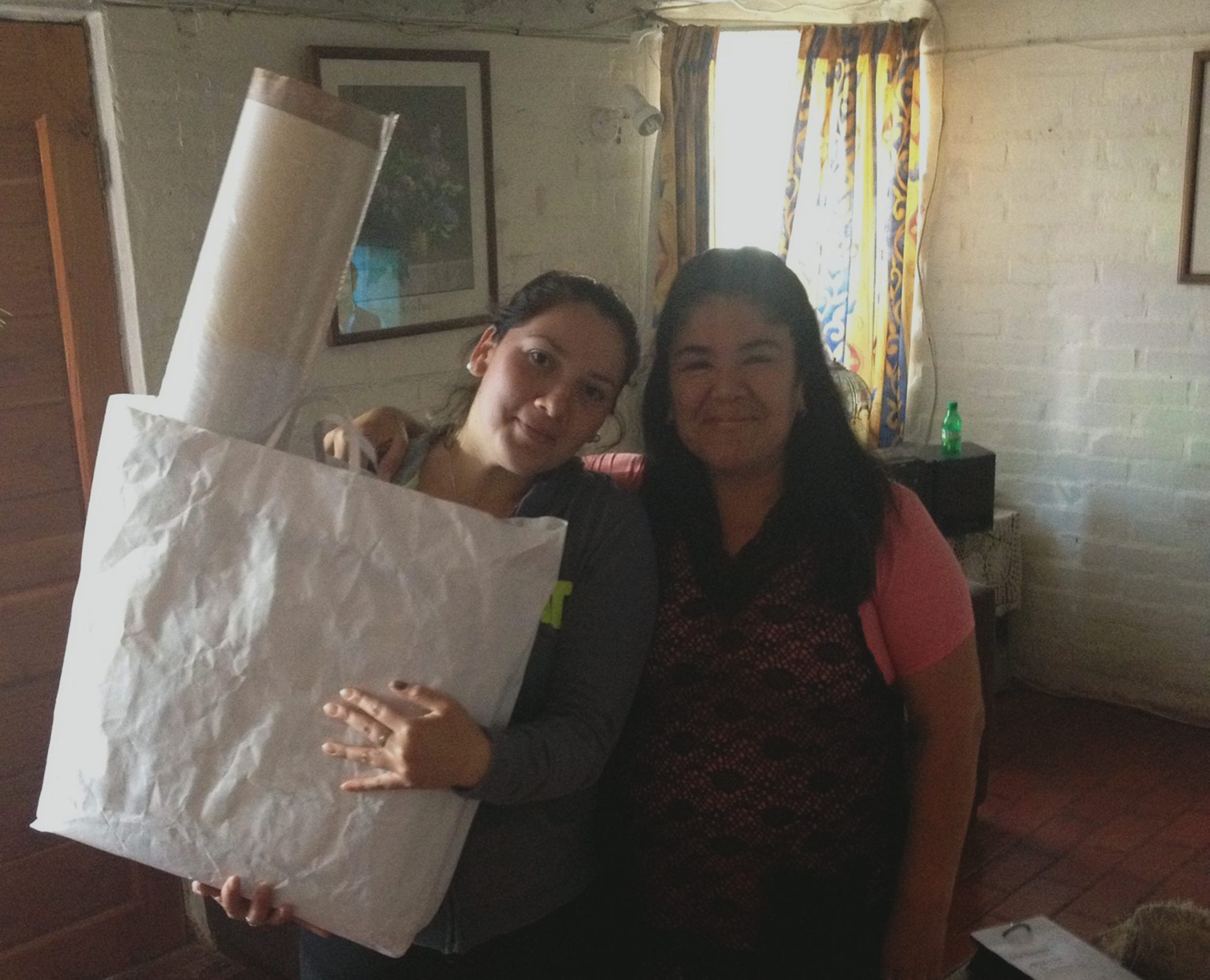 Fotografía de clienta recibiendo su pedido